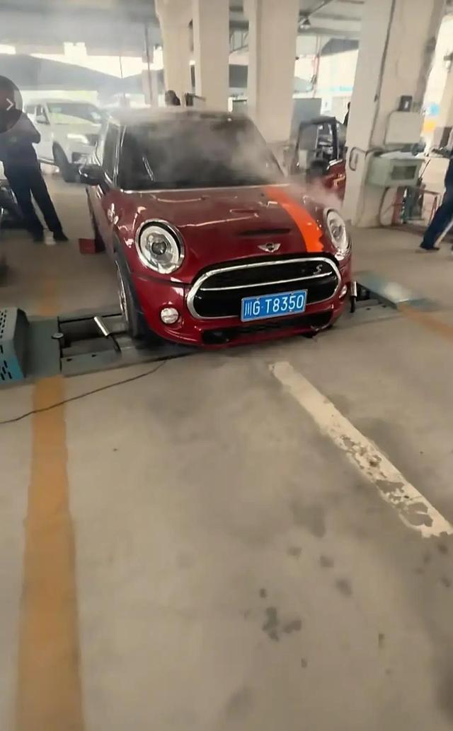 宝马暴力审车水箱被干爆？检测站拒管要求车主自费维修-有驾